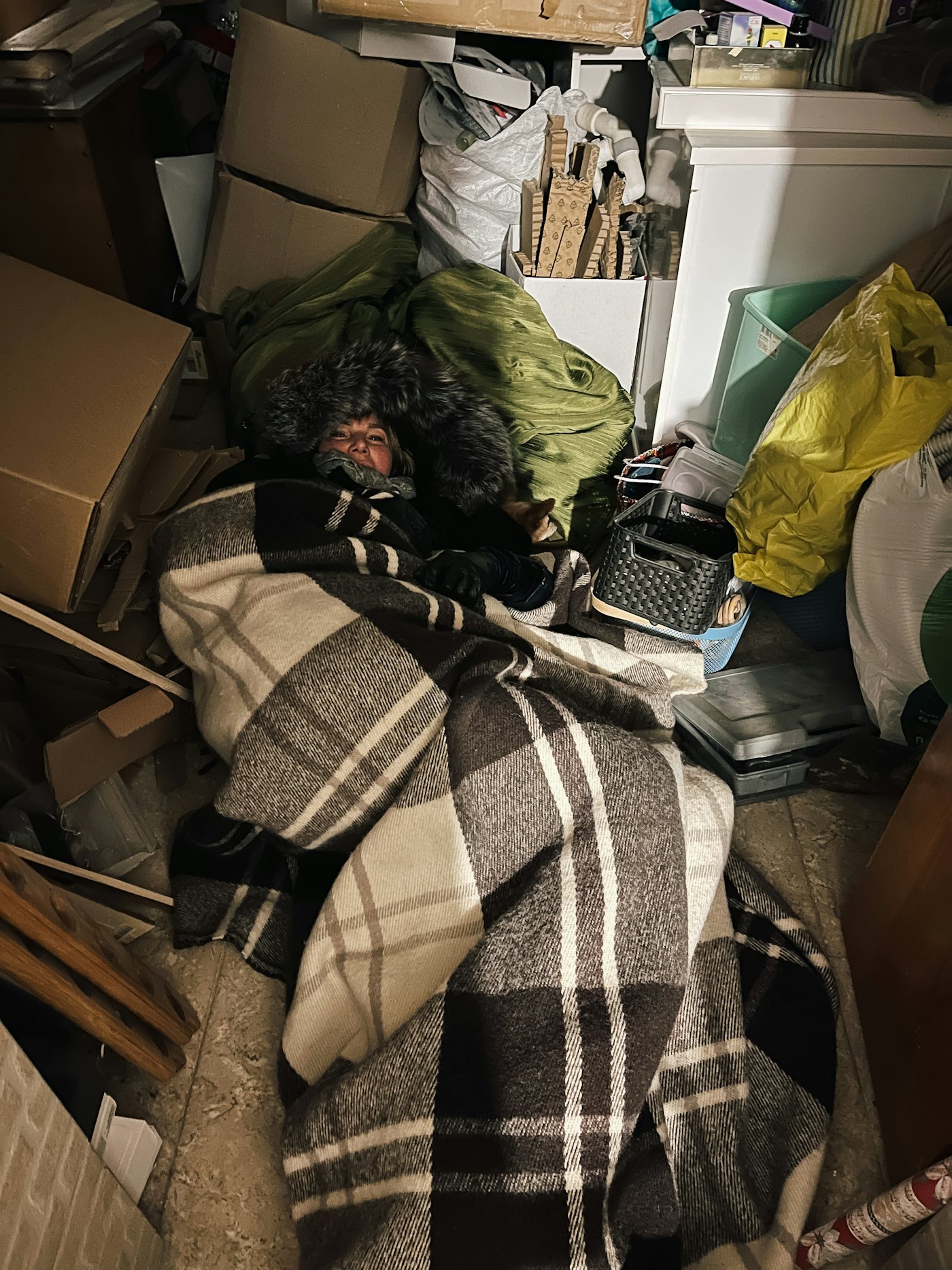 Cave encombrée de cartons et d'affaires entassées