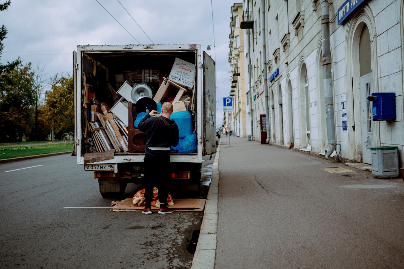 Camion de débarras en cours de chargement