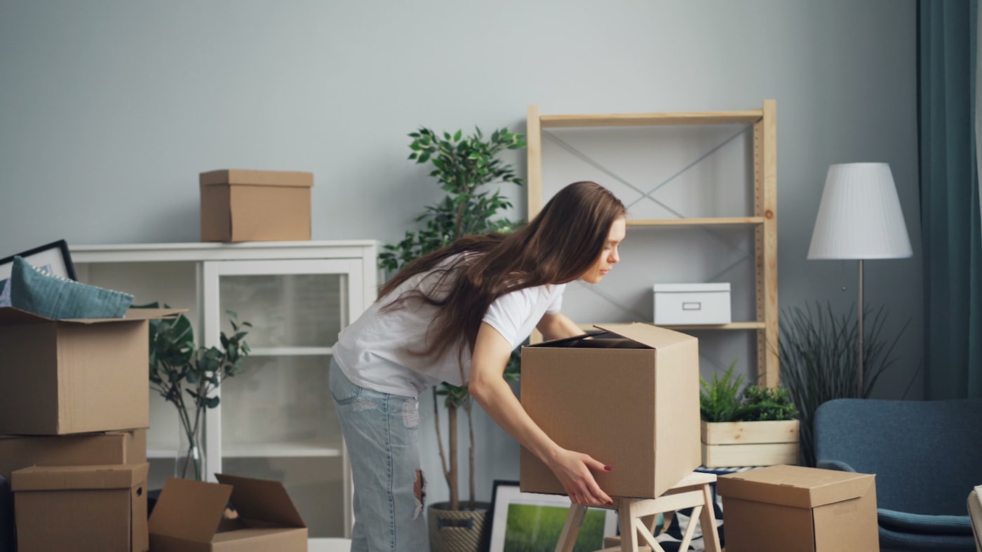 Débarras de maison : mise en cartons du contenu d'un séjour
